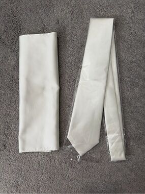 NEW White Tie and Pocket Square Set